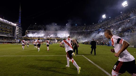 Los futbolistas de River salen a la cancha antes de los incidentes. 