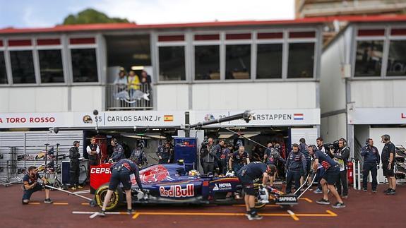 Carlos Sainz, en su coche durante el primer entrenamiento. 