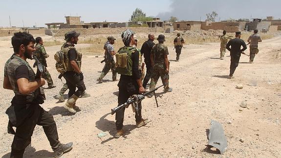 Un grupo de soldados iraquíes camina en las proximidades de Tikrit.