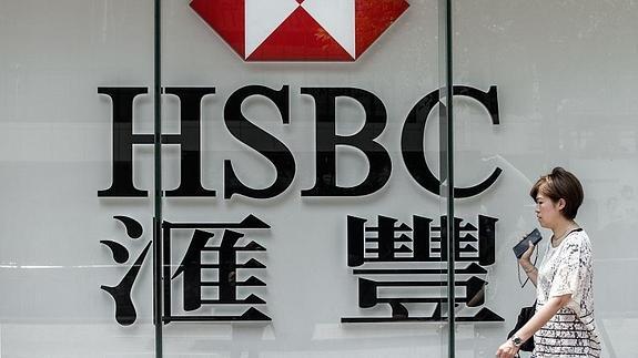 Una mujer pasa frente a una sucursal del HSBC en Hong Kong. 