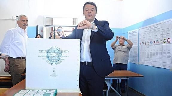 Matteo Renzi, depositando su voto. 