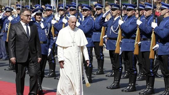 El Papa, a su llegada a Sarajevo. 