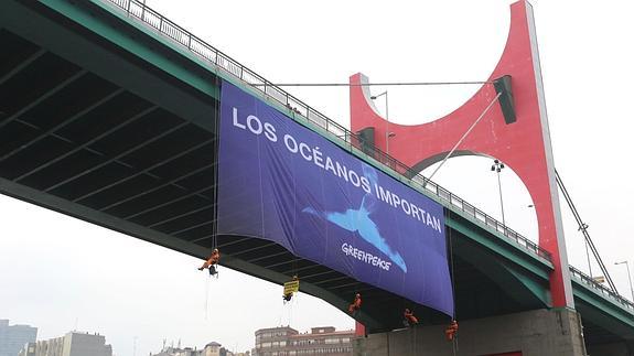 Activistas de Greenpeace, suspendidos en el puente de La Salve de Bilbao. 