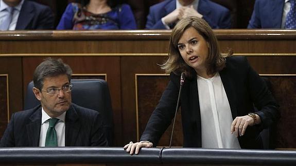 Sáenz de Santamaría, junto a Catalá, en el Congreso.