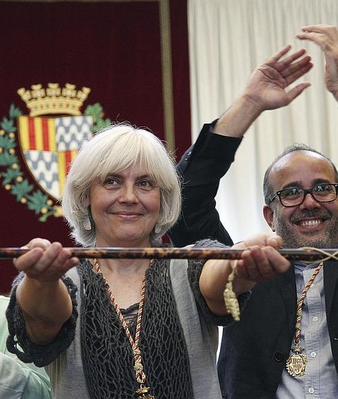 Dolors Sabater, de Guanyem Badalona en Comúú (CUP y Podemos), posa con el bastón de mando tras ser investida. 