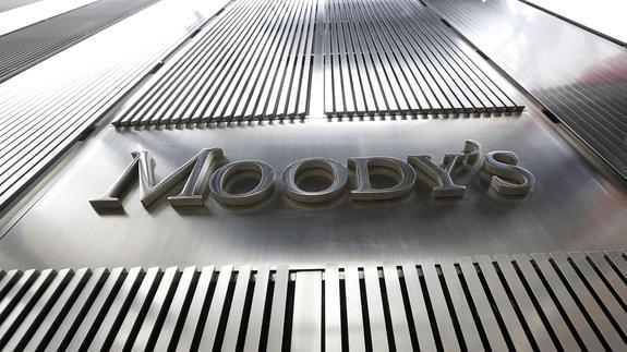 Logo de la agencia de calificación Moody's en su sede de Nueva York.