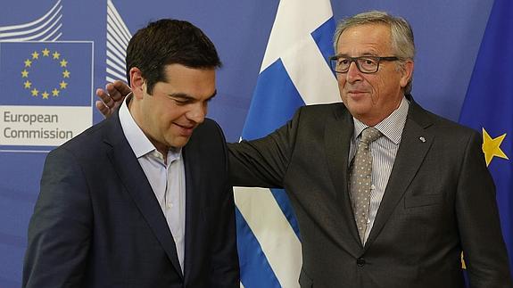 El primer ministro griego, Alexis Tsipras, y el presidente de la CE, Jean-Claude Juncker. 