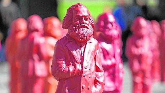 Esculturas de Marx que forman parte de una instalación en la ciudad natal del pensador.