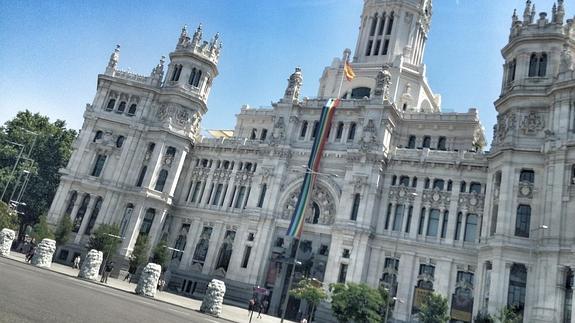 La bandera arcoíris ondea en la fachada del Ayuntamiento de Madrid.