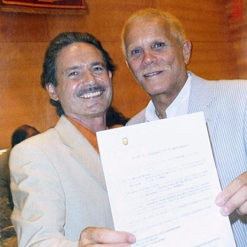 Emilio Menéndez y Carlos Baturín, el matrimonio que protagonizó la primera boda homosexual en España. 