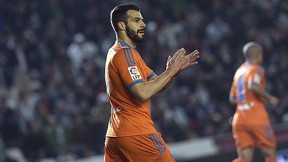 Negredo aplaude durante un partido de Liga. 