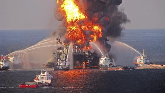 El incendio, tras la explosión en la plataforma Deepwater Horizon.