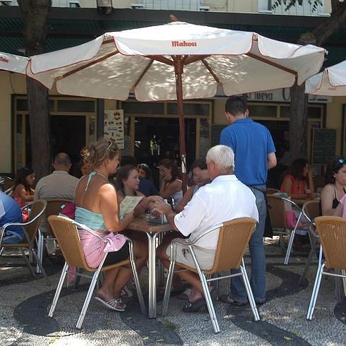 Clientes sentados en la terraza de un establecimiento. 