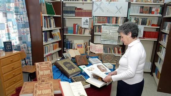 Una mujer consulta una de las ediciones de 'El Quijote'.