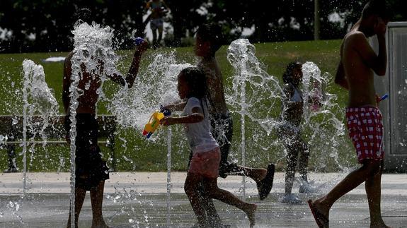 Jóvenes refrescándose.