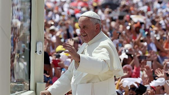 El papa Francisco, aclamado por la multitud en Guayaquil.