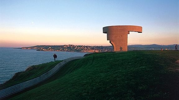La parte alta del cerro de Santa Catalina está coronada por una escultura de Eduardo Chillida. 