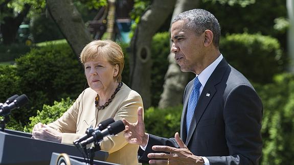 El presidente estadounidense Barack Obama (d) y la canciller alemana Angela Merkel (i).