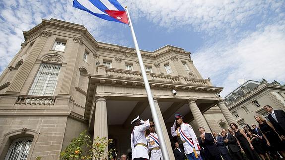 Izado de la bandera cubana en Washington.