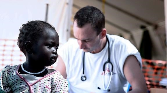 Un médico atiende a una niña en una campaña de vacunación contra el cólera en Juba.