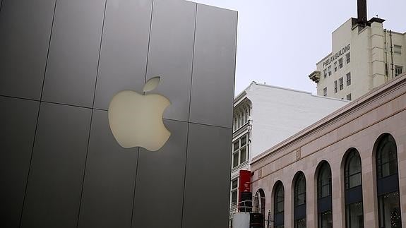 El logo de Apple en la tienda de San Francisco.