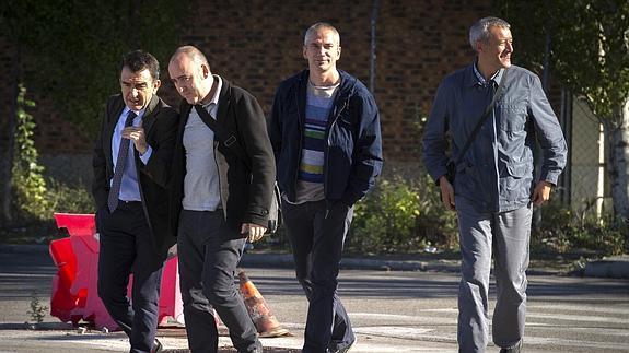 El dirigente abertzale Joseba Permach (2d) llega a la Audiencia Nacional.