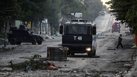 Violentos enfrentamientos en el barrio de Gazi, en Estambul, entre las fuerzas del orden y manifestantes.