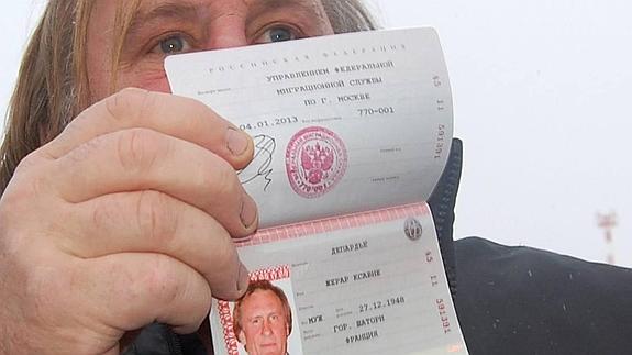 El actor Gerard Depardieu, enseñando su pasaporte ruso.