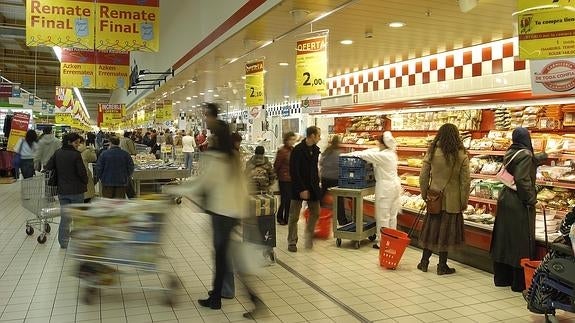 Clientes, en un supermercado.