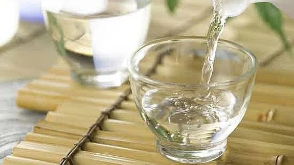 Un vaso del alcohol blanco chino 'baijiu'.