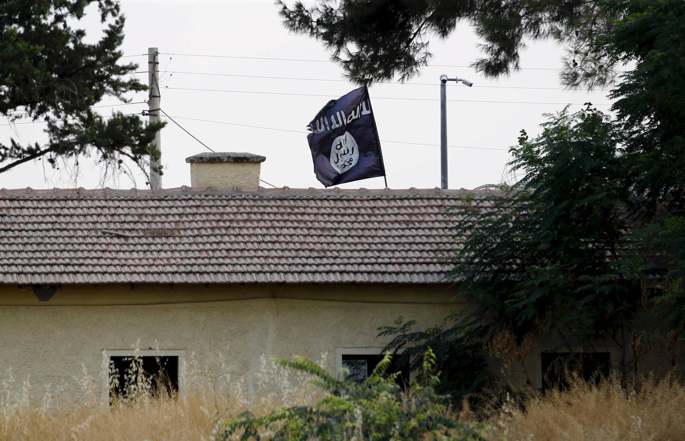 Una bandera del EI ondea sobre un tejado.