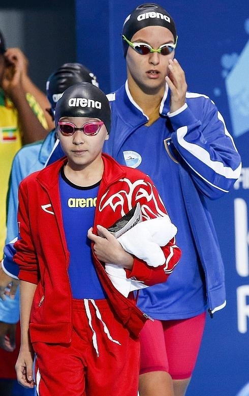 Tareq (delante) sale a la piscina antes de una prueba. 