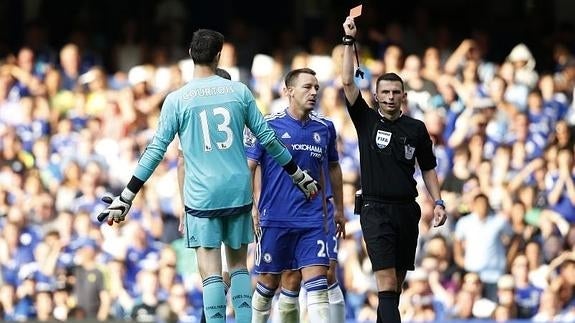 Momento en el que Courtois vio la roja. 