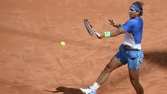 Nadal golpea la pelota en Hamburgo. 