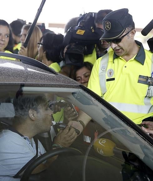 Un conductor realiza una prueba de alcoholemia. 