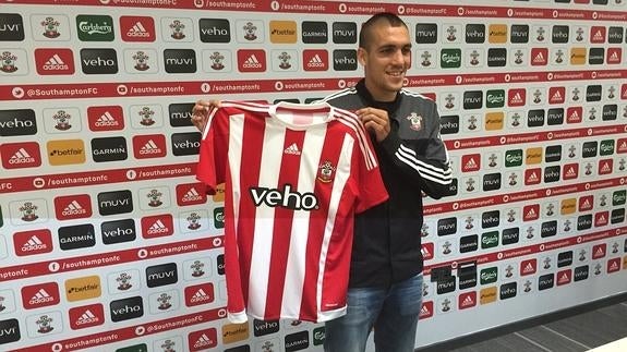 Oriol Romu posa como nuevo futbolista del Southampton. 