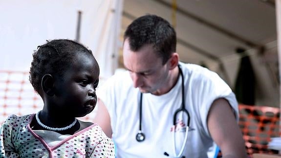 Una niña es atendida por un voluntario de Médicos Sin Fronteras en Juba.