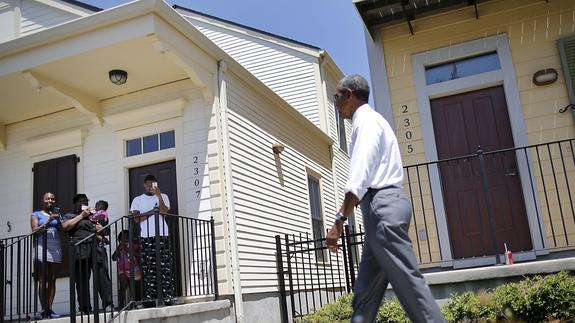 Barack Obama recorre uno de los barrios de Nueva Orleans.