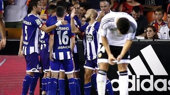 Los jugadores del Deportivo celebran el gol en Mestalla. 