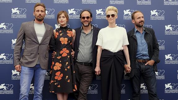 El reparto de 'A Bigger Splash' posa junto a Luca Guadagnino (c), director del filme.