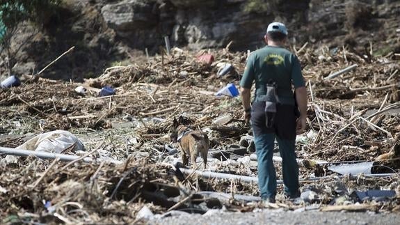 Efectivos de la Guardia Civil durante la búsqueda de víctimas mortales en Albuñol. 