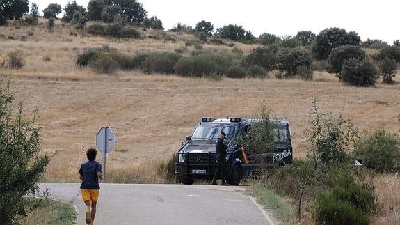 La Policía, durante la investigación.