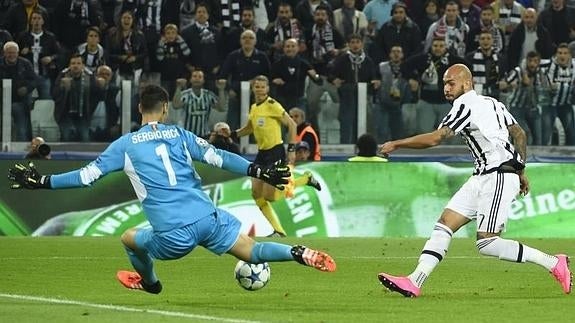 Simone Zaza (d) bate a Sergio Rico (i) en el segundo gol de la Juventus. 