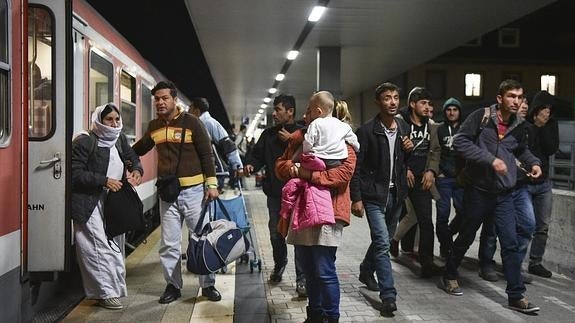 Refugiados llegan a la estación alemana de Mannheim.