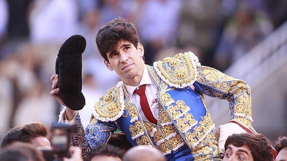 López Simón agranda su épica con la tercera Puerta Grande del año en Madrid