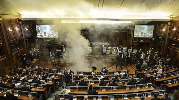 Humo en el Parlamento kosovar.