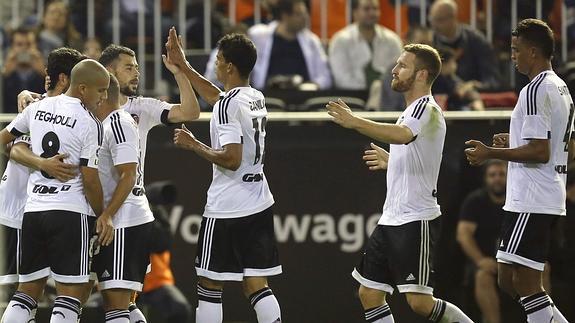 Los jugadores del Valencia celebran uno de los goles del partido.