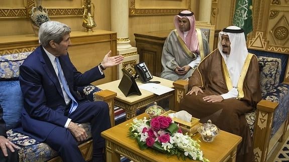 John Kerry, durante su visita al rey saudí Salman bin Abdelaziz.