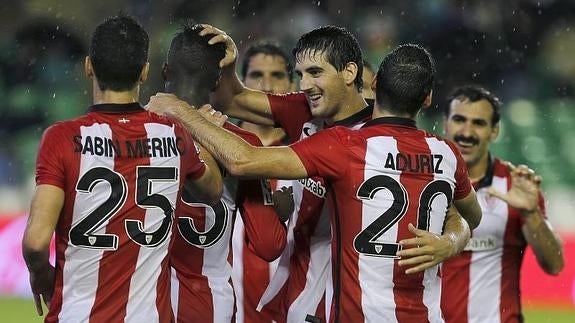 Los jugadores del Athletic celebran el gol marcado por Iñaki Williams. 