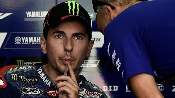 Jorge Lorenzo, espera antes de una carrera. 